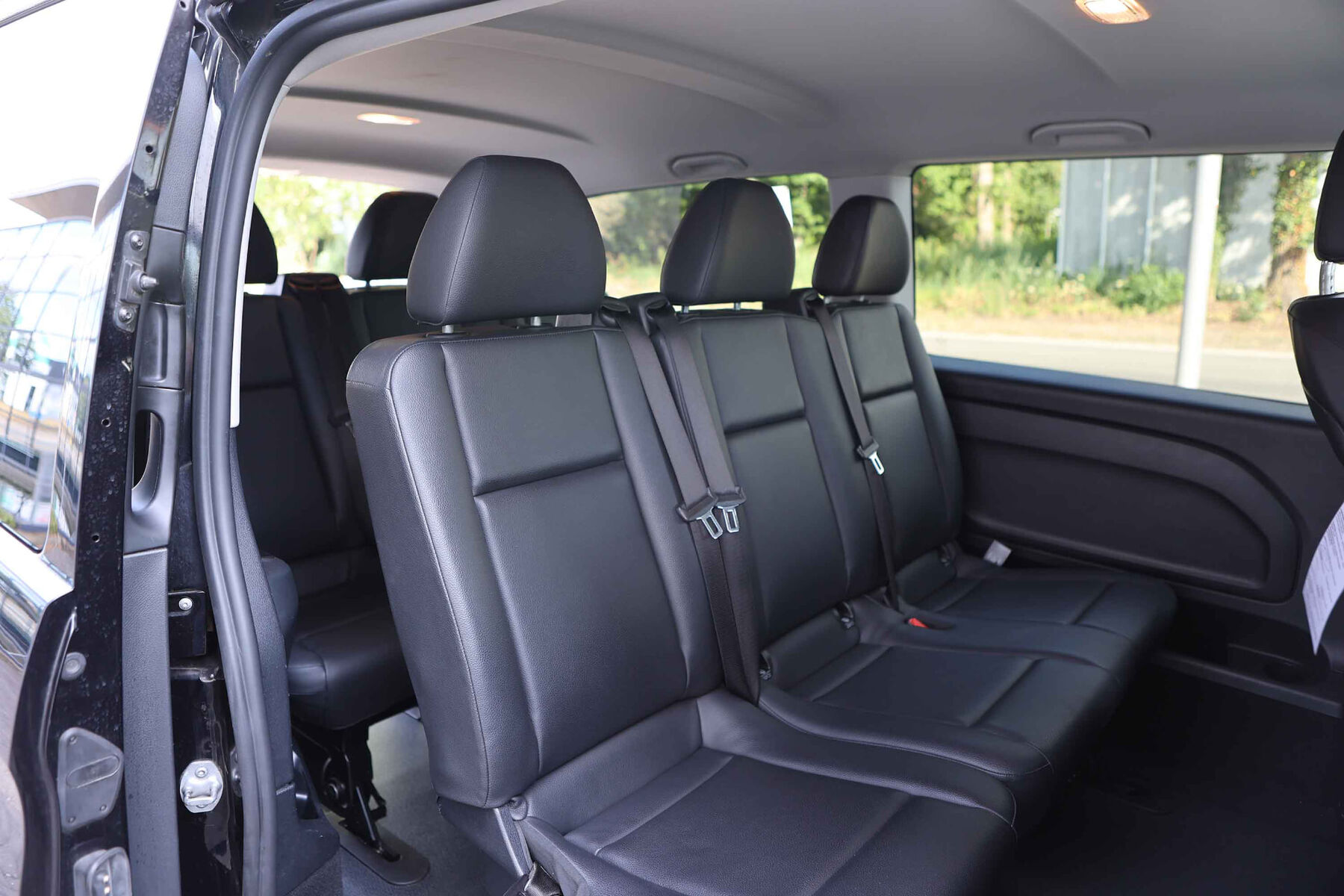 Verzorgde lederen zetels achterin de Mercedes Vito
