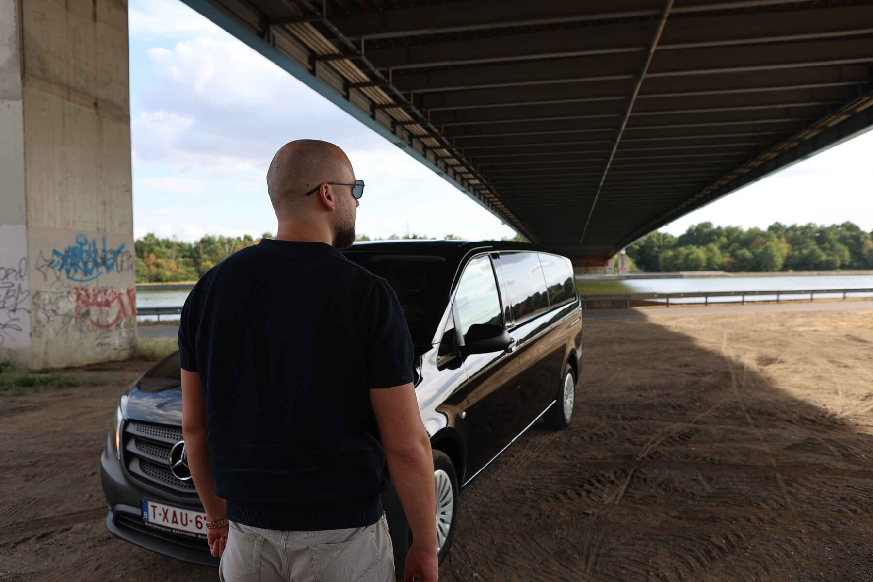 Sander kijkt naar zijn Mercedes Vito onder de brug